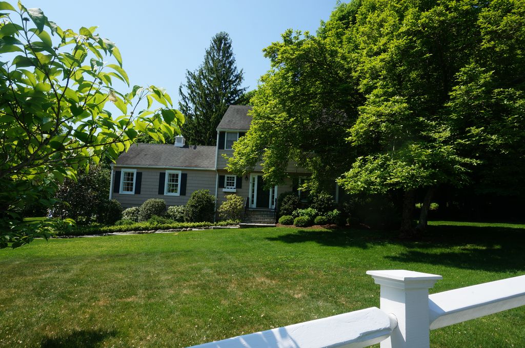 39 Dabney Road, New Canaan, CT 06840