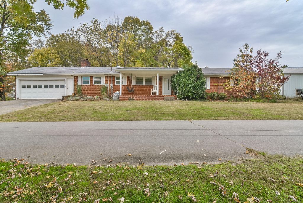 106 Nelson Dr, Elizabethton, TN 37643