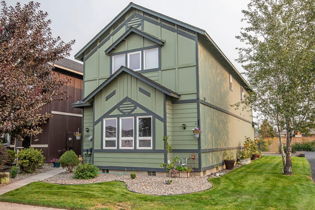 2420 NW Dogwood Ave, Redmond, OR 97756