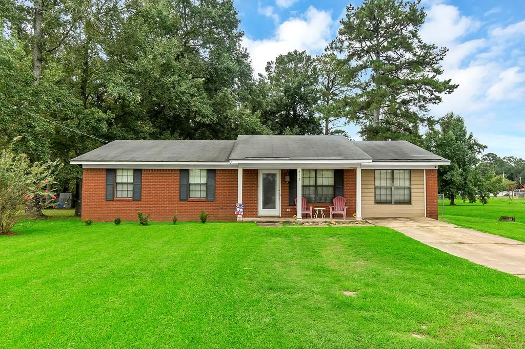 212 Leslie Hwy, Leesburg, GA 31763