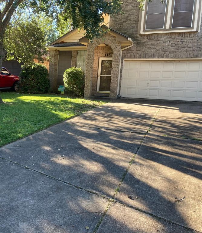 115 Cacao St, Lake Jackson, TX 77566