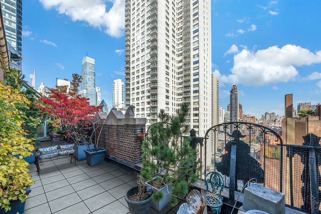 320 E  57th St, New York, NY 10022
