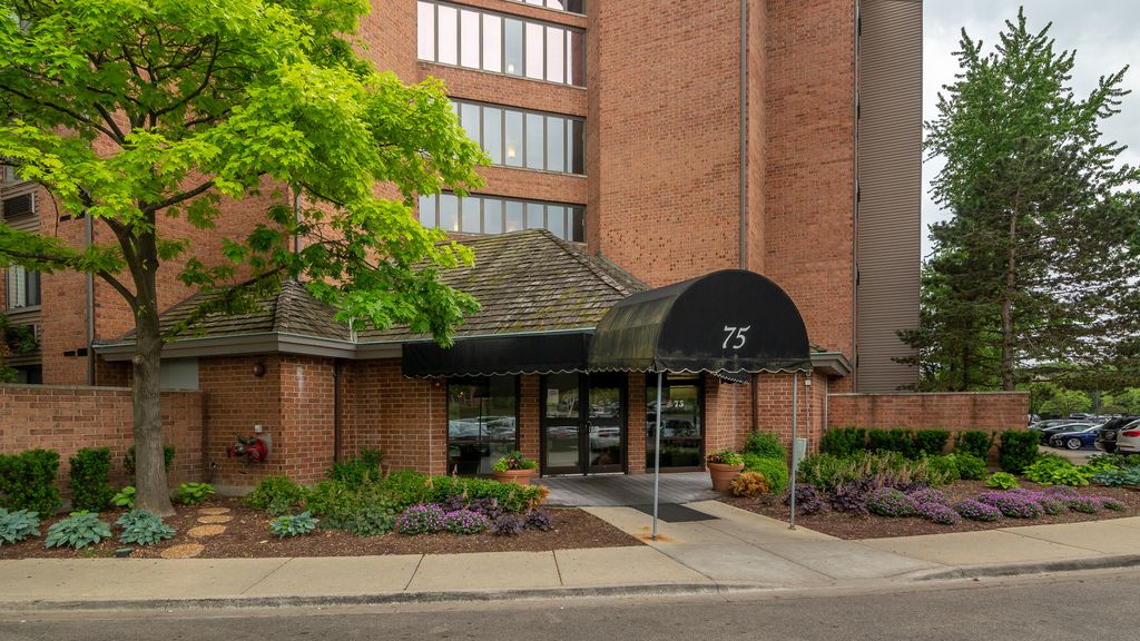 75 Kristin Cir #109, Schaumburg, IL 60195