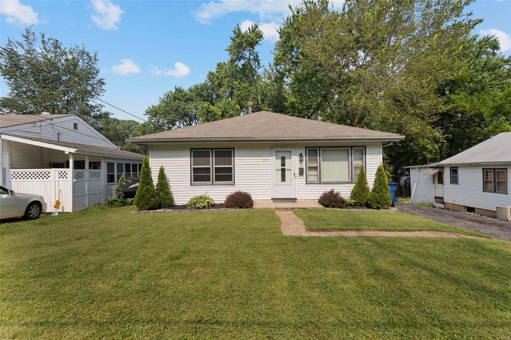 3215 Suncrest Ave, Saint Louis, MO 63114