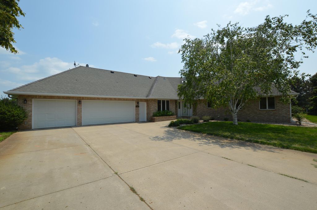 12904 Ironwood Dr, Aberdeen, SD 57401