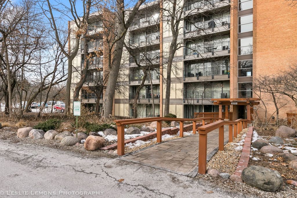 6010 Oakwood Dr #1L, Lisle, IL 60532