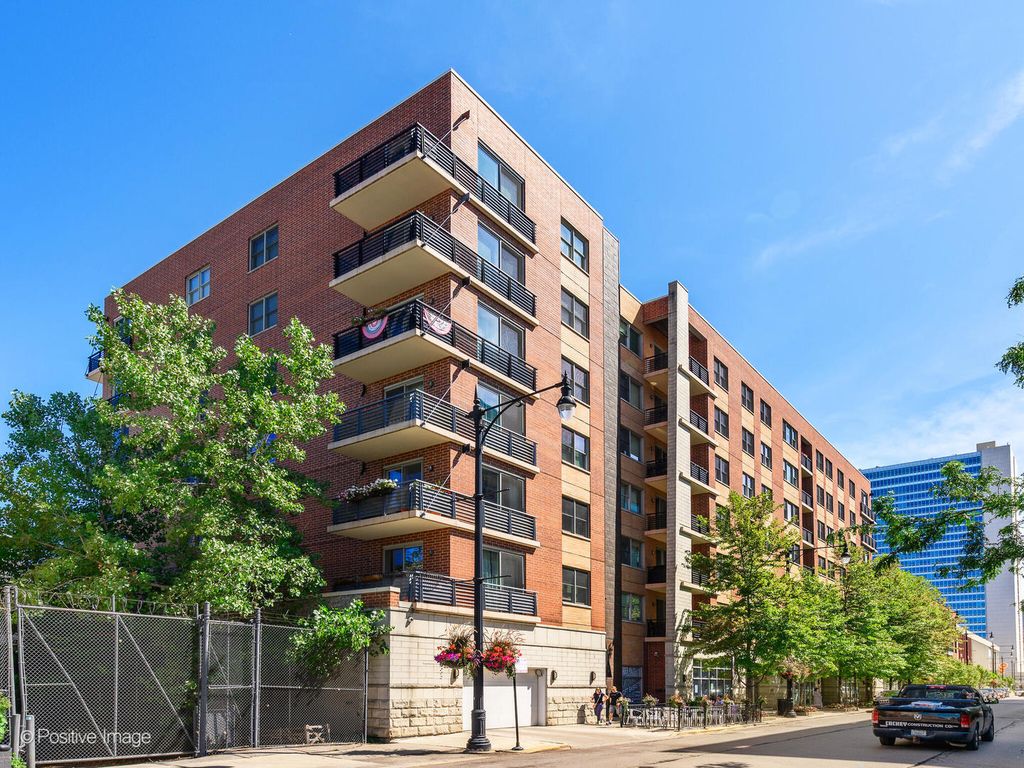 873 N Larrabee St #704, Chicago, IL 60610