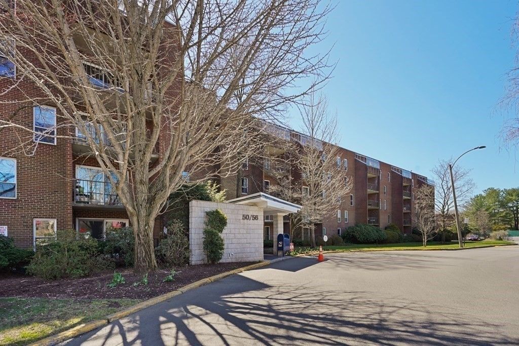 50-56 Broadlawn Park #121, Chestnut Hill, MA 02467