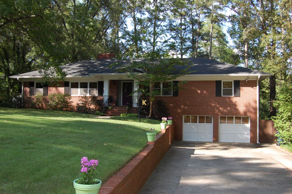 657 Brook Cir, Griffin, GA 30224