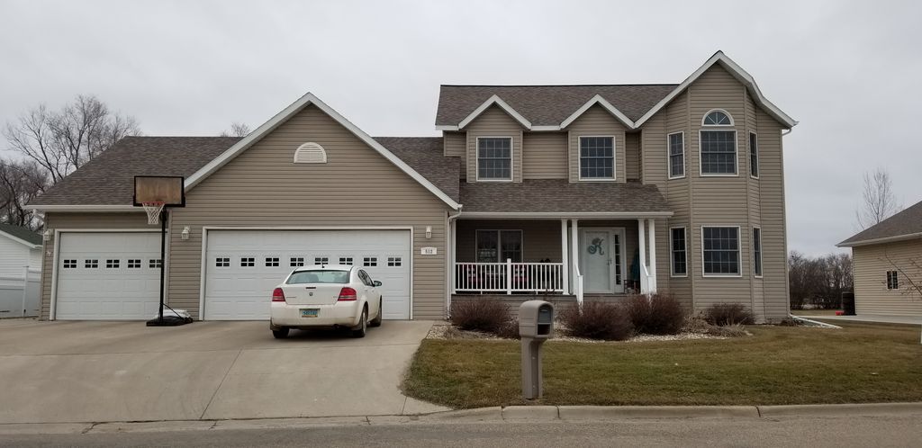 512 Eastwood Dr NE, Jamestown, ND - 4 Bed, 4 Bath Single-Family Home