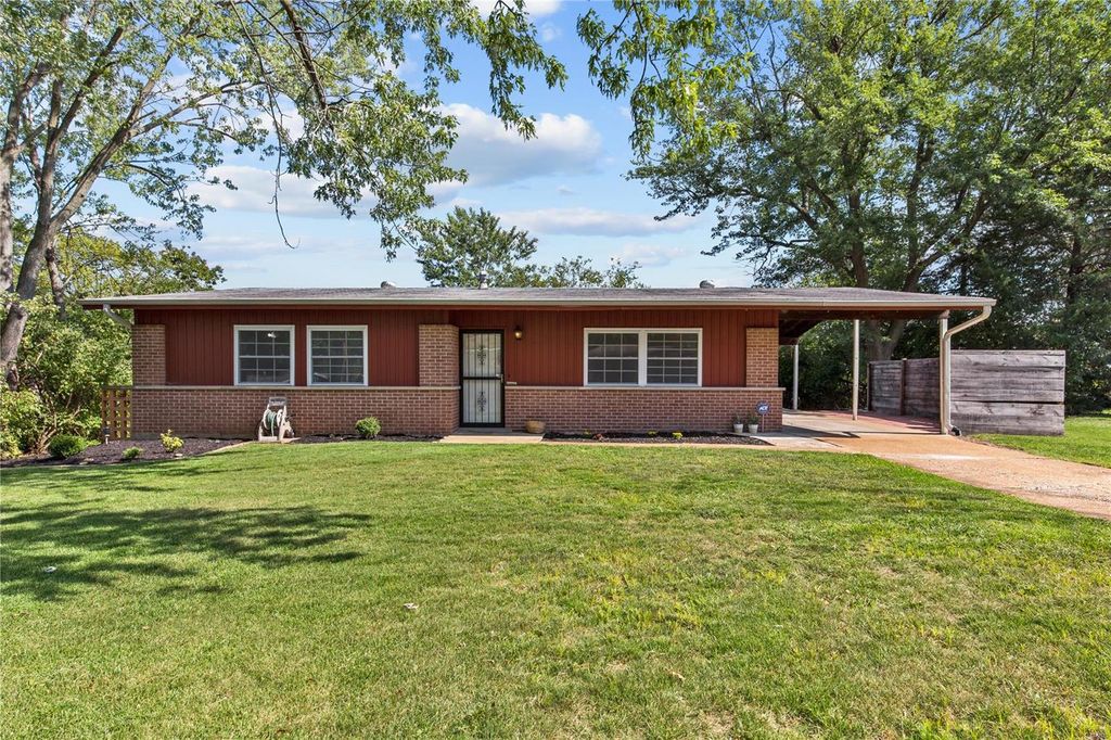 92 Beachcomber Dr, Saint Louis, MO 63146