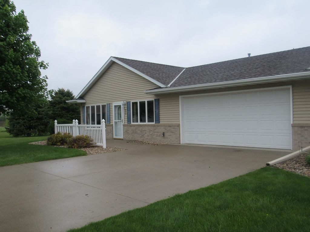 978 Homewood Ave #1, Worthington, MN 56187