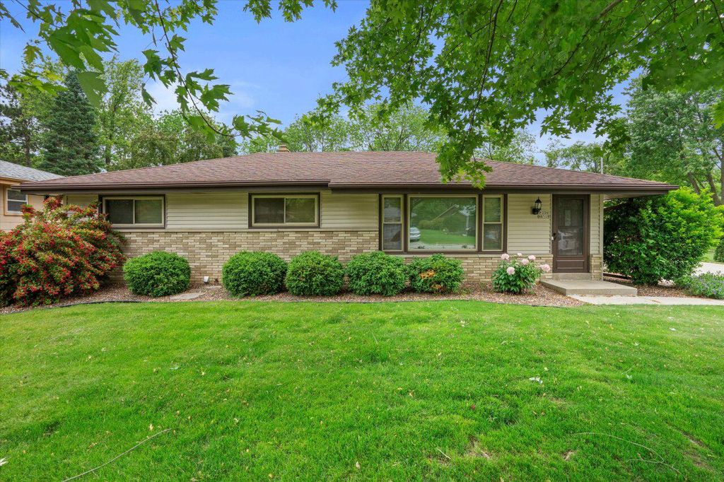 W236N6508 Hillview DRIVE, Sussex, WI 53089