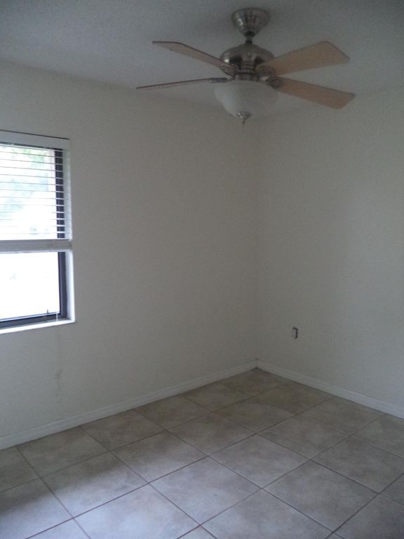 1005 Axlewood Cir, Brandon, FL 2 Bed, 1 Bath Single