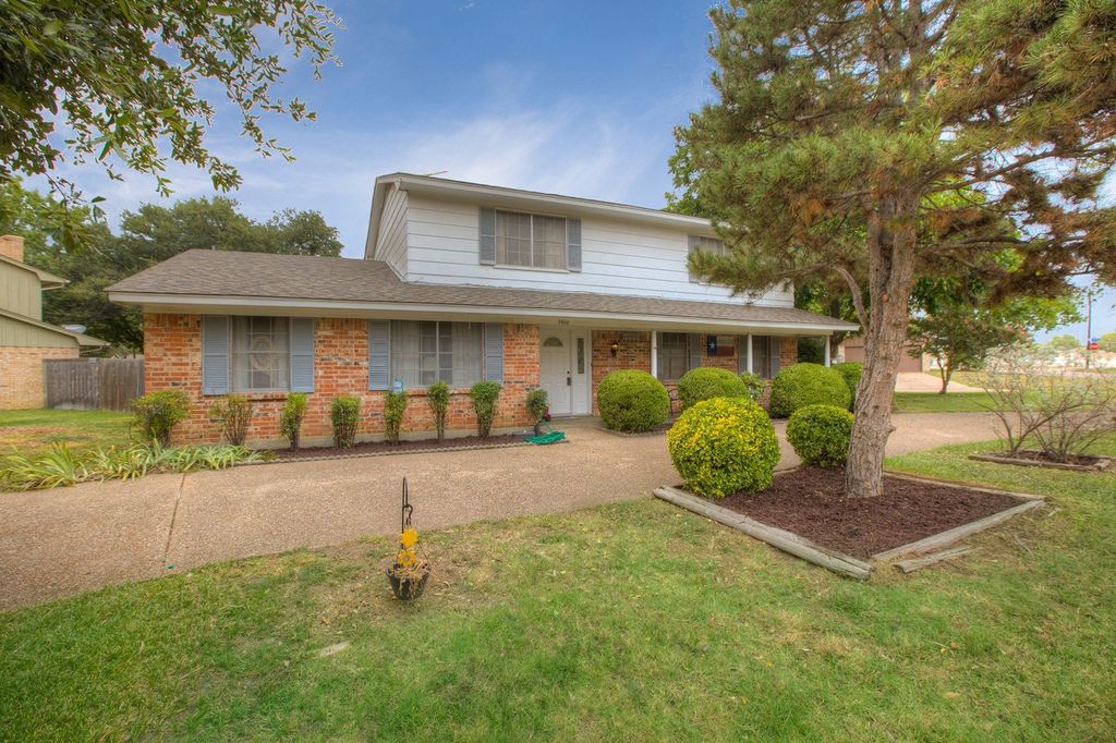 1902 Deep Valley Dr, Richardson, TX 75080
