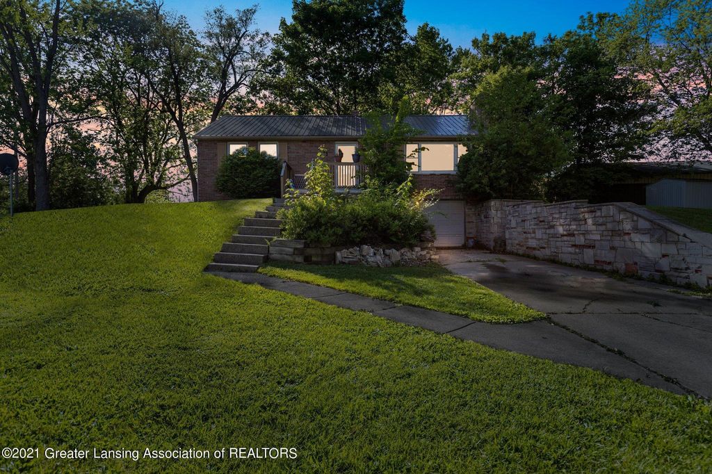 831 Bon Air Rd, Lansing, MI 48917