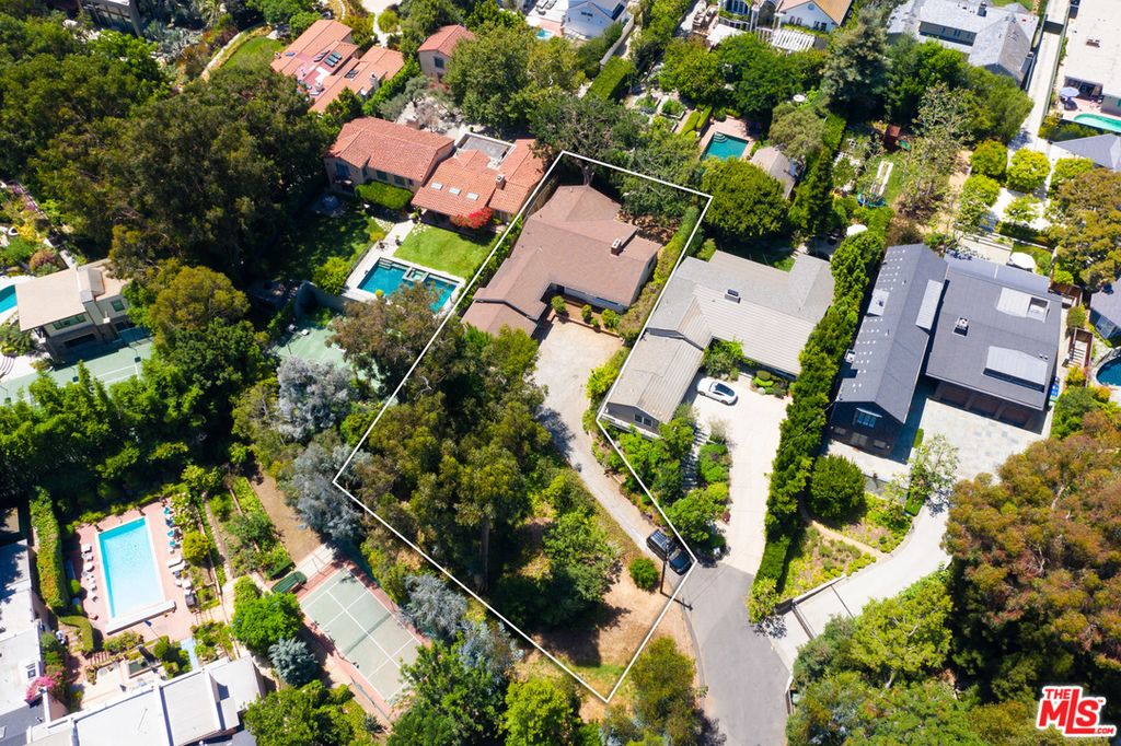 589 Lorna Ln, Los Angeles, CA 90049