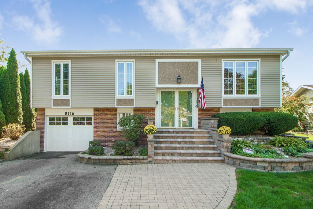 8116 Eastwood Ln, Woodridge, IL 60517