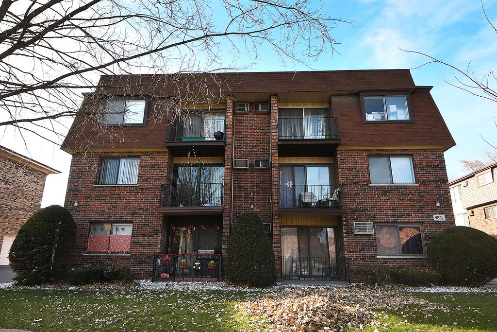 9832 Nottingham Ave #18, Chicago Ridge, IL 60415