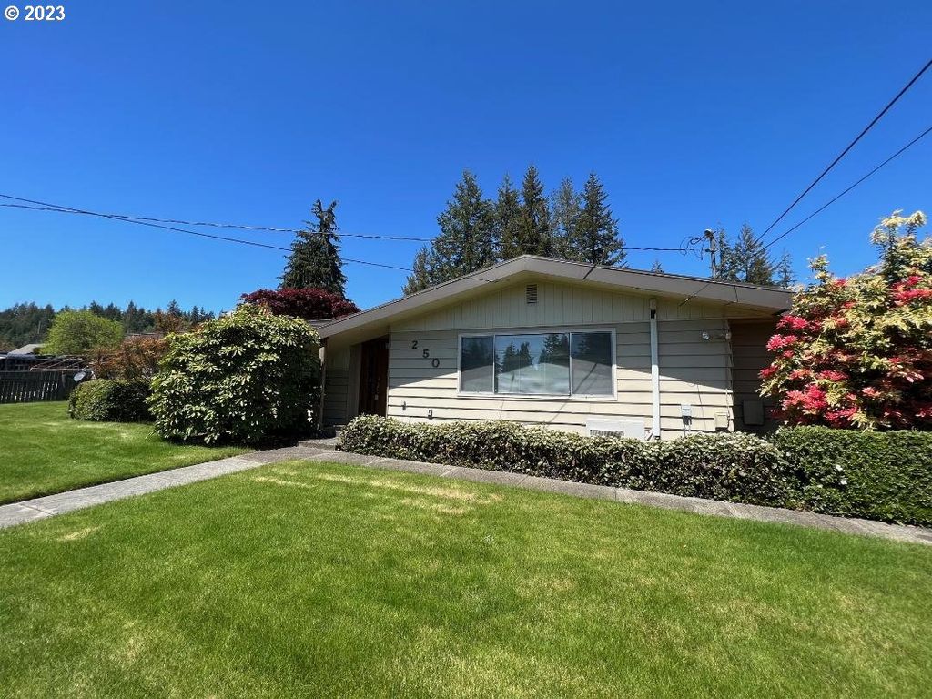 250 W  17th St, Coquille, OR 97423
