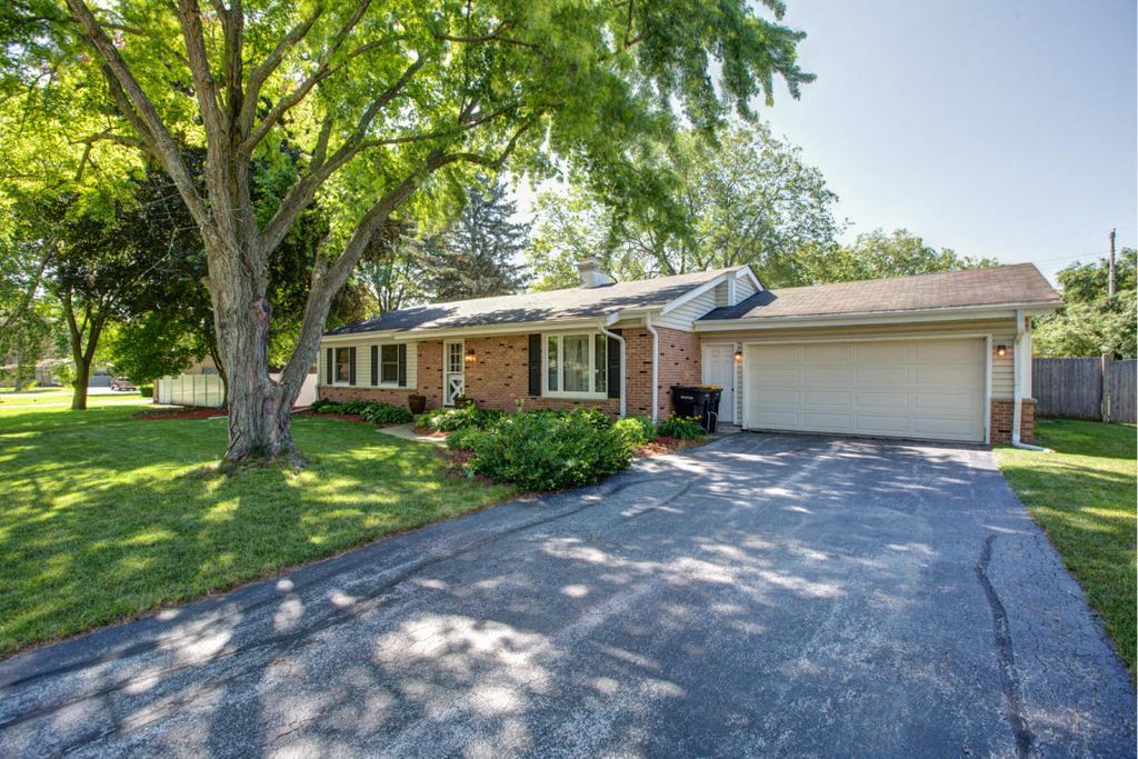 5647 W  Glenbrook Rd, Milwaukee, WI 53223