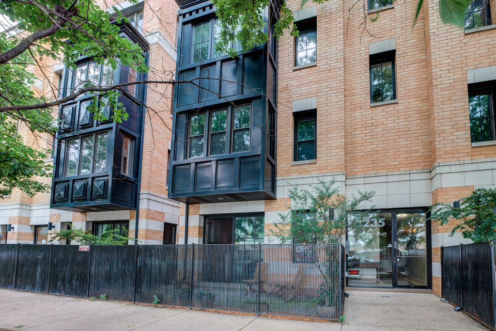 2235 N Lister Ave #102, Chicago, IL 60614