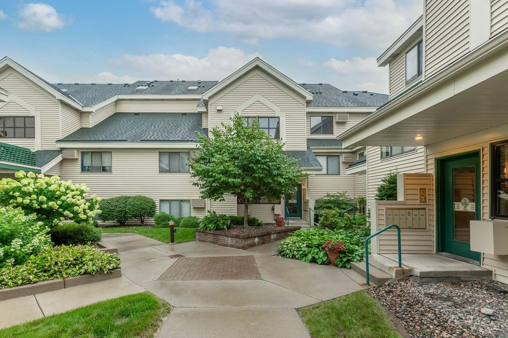 7622 York Ave S #1304, Edina, MN 55435