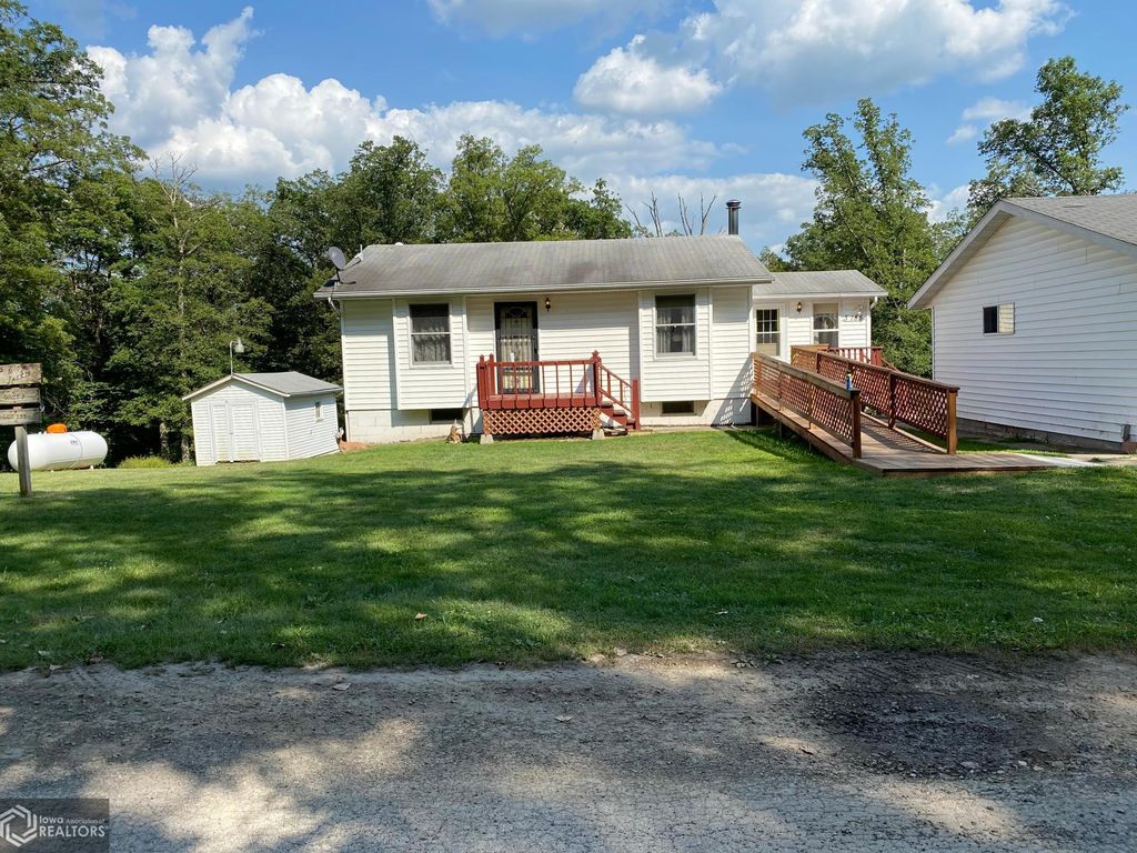 3155 Joan Dr, Brooklyn, IA 52211