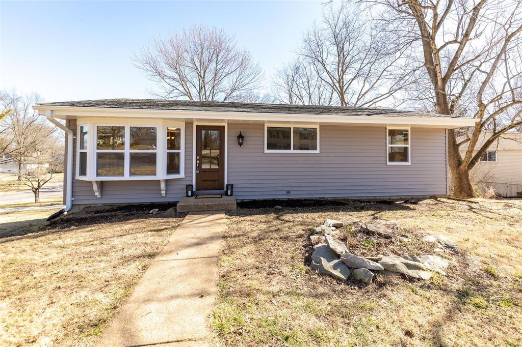 708 Chantilly Ct, Ballwin, MO 63011