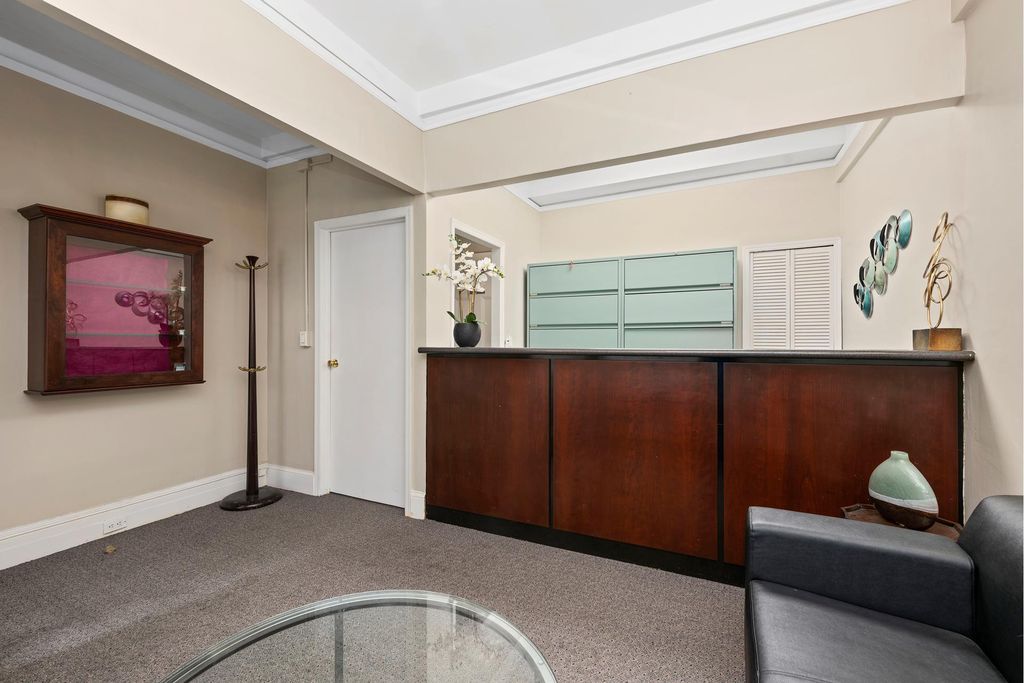 895 Park Ave #1B, New York, NY 10075