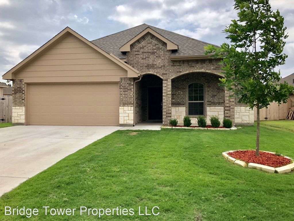 705 Woodcrest Dr, Ennis, TX 75119