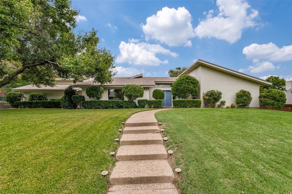 6 Windward Rd, Benbrook, TX 76132