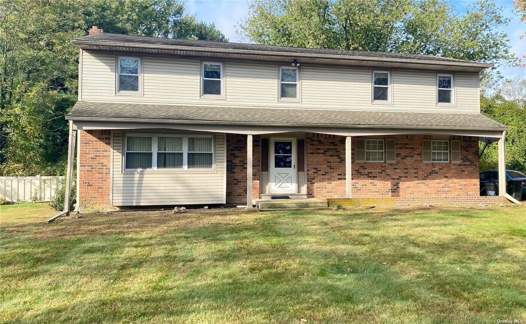 17 Andrea Ln, Greenlawn, NY 11740