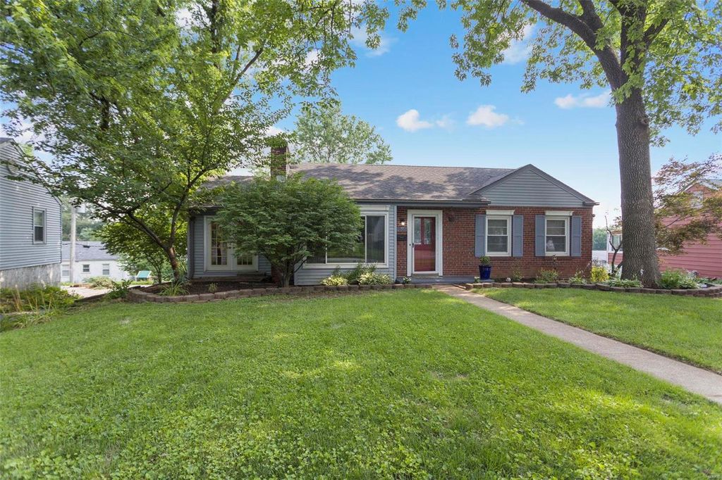 7005 Greenholly Dr, Saint Louis, MO 63123