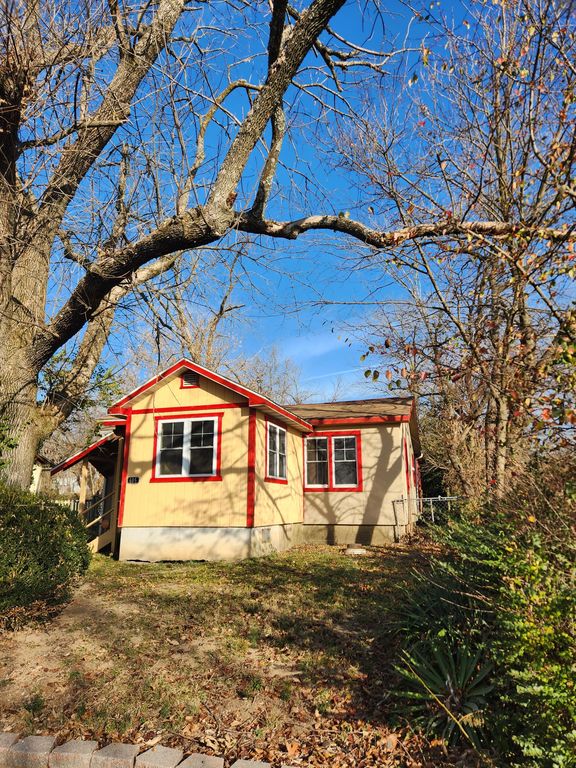 605 East Park St, Willow Springs, MO 65793