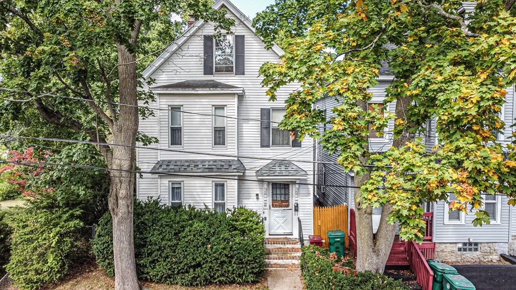 32 Pine Hill St, Lowell, MA 01852