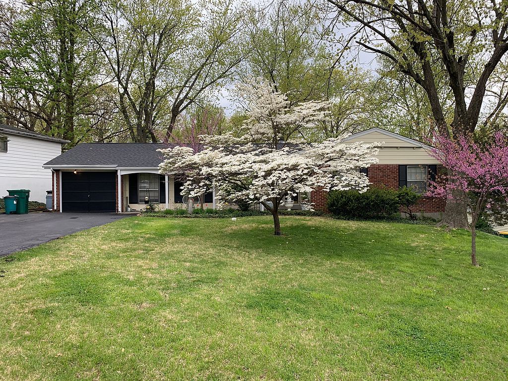 1037 Orchard Lakes Dr, Saint Louis, MO 63146