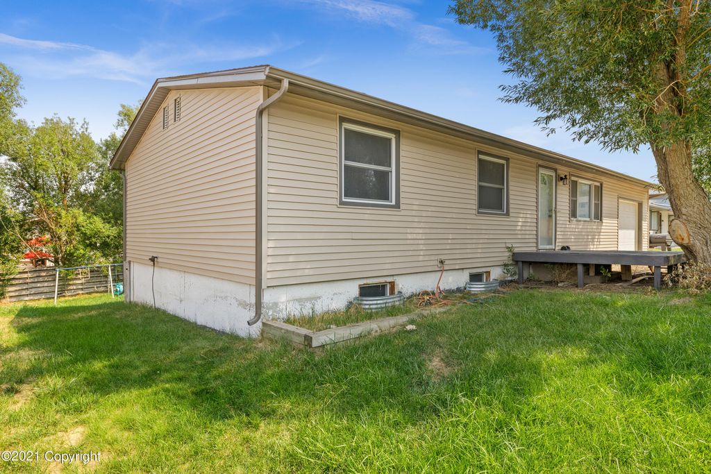 1004 Buckskin Dr, Gillette, WY 82716
