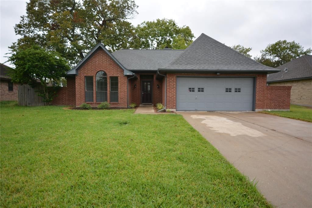 418 Walnut St, Lake Jackson, TX 77566