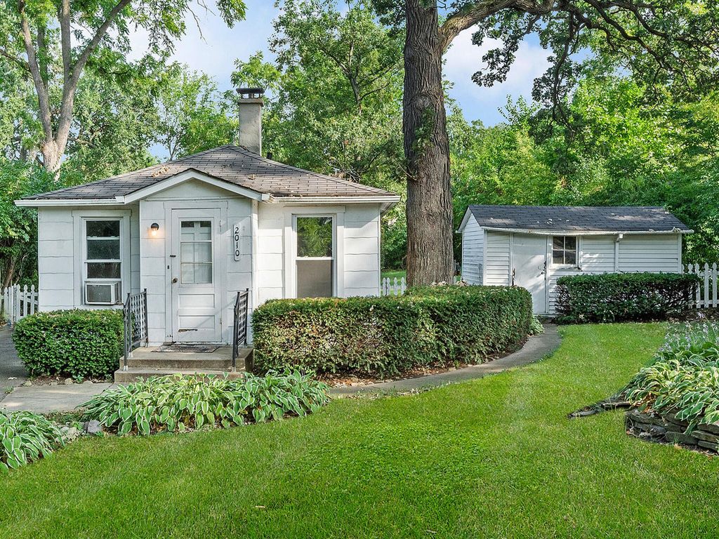 2010 Burlington Ave, Lisle, IL 60532