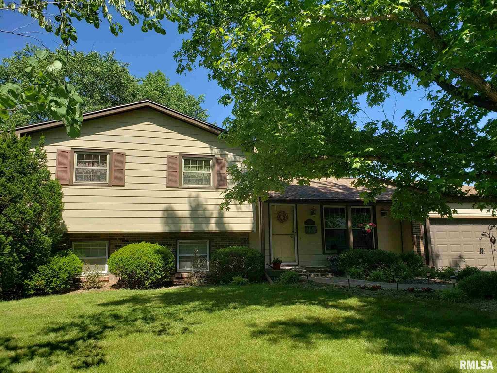 718 N Glenoak Dr, Macomb, IL 61455
