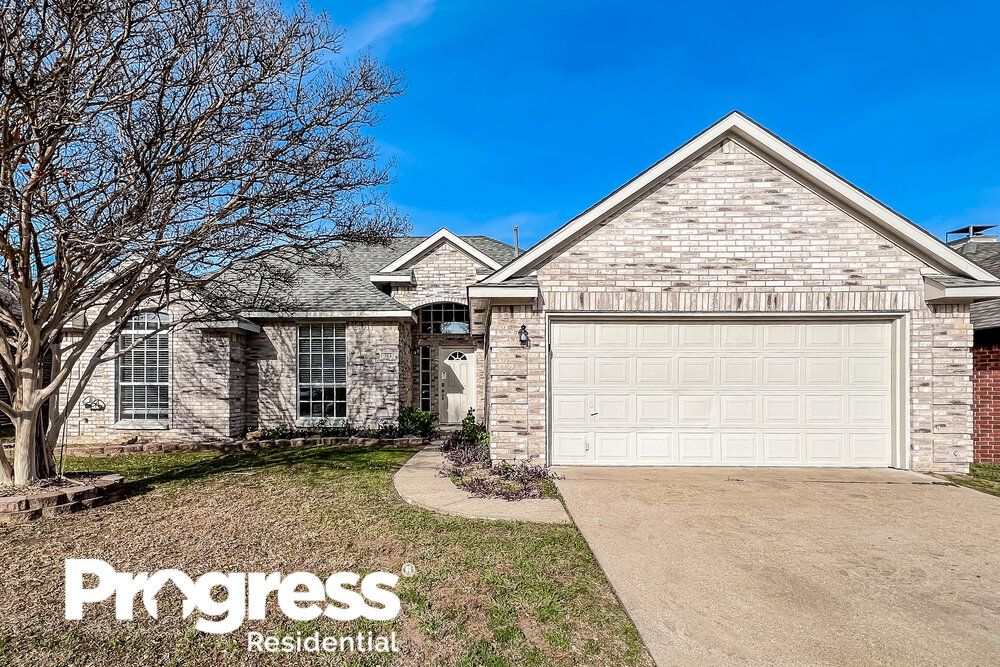313 W Willow Creek Dr, Red Oak, TX 75154