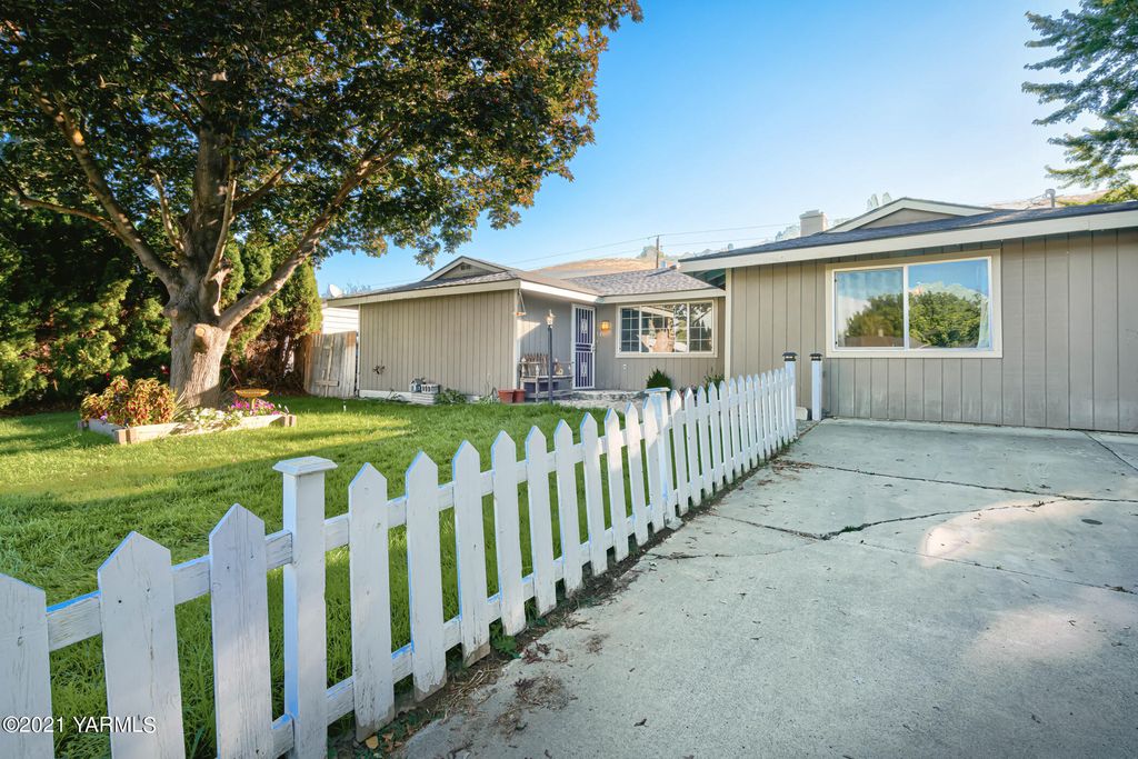 111 Vista Ln, Yakima, WA 98908