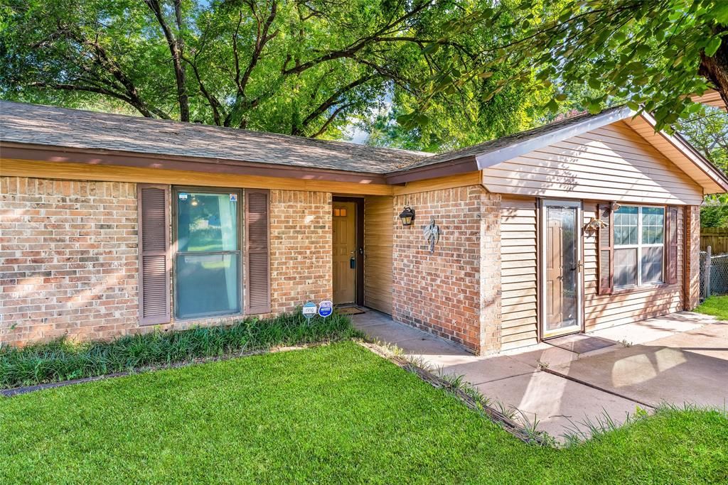 817 Poe St, Azle, TX 76020