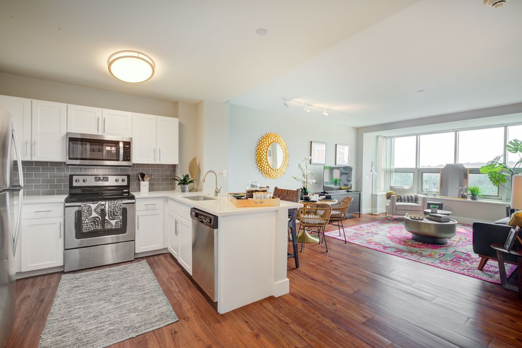 8 Kimball Ct, Burlington, MA 01803