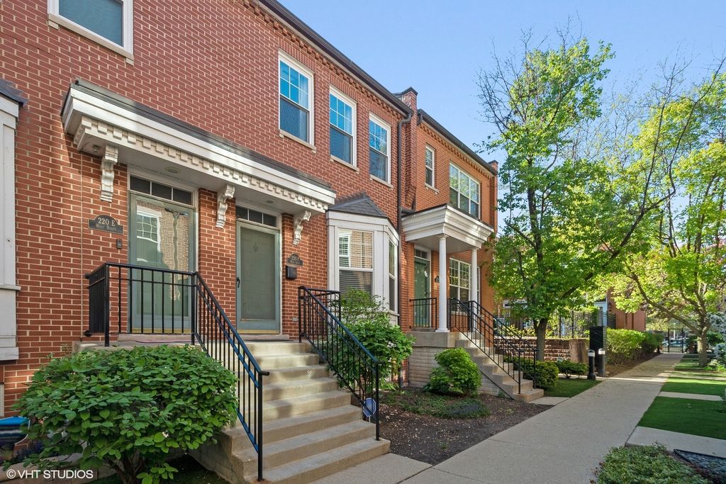 220 W Scott St #F, Chicago, IL 60610