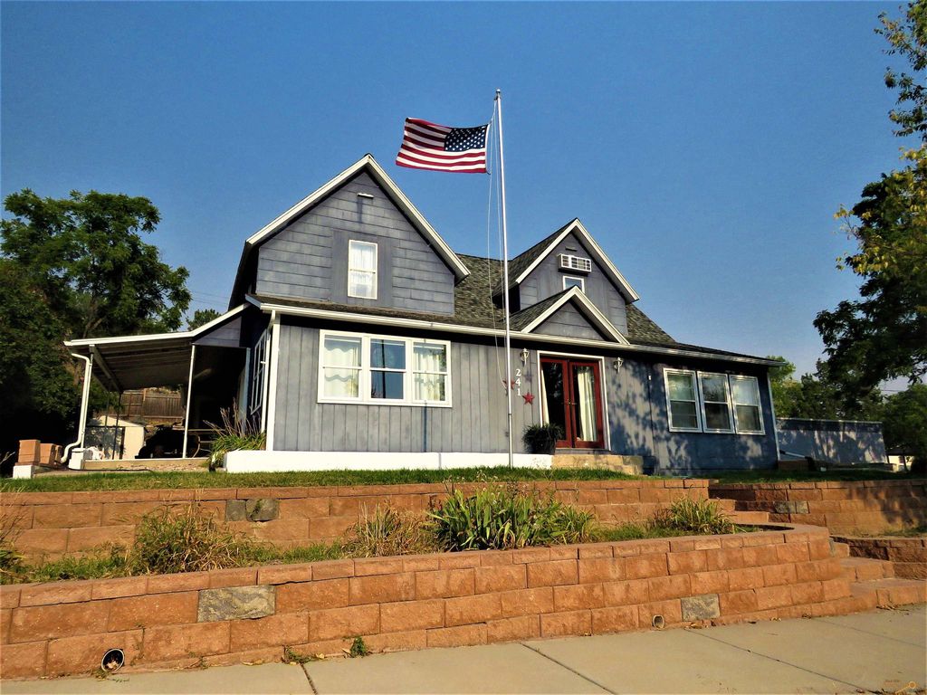 241 S 5th St, Hot Springs, SD 57747