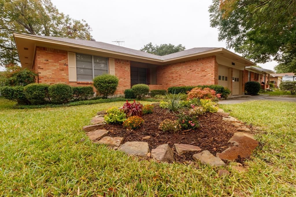 9209 Lindaro Ln, Dallas, TX 75228