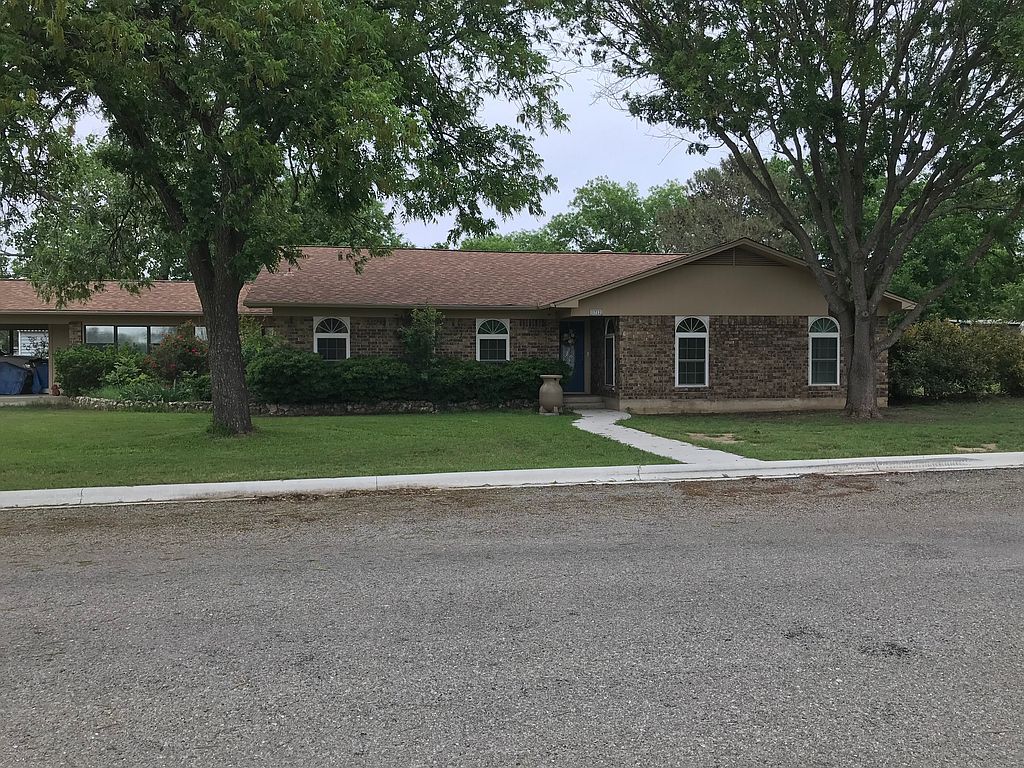 1712 Reynolds St, Goldthwaite, TX 76844 4 Bed, 2 Bath SingleFamily