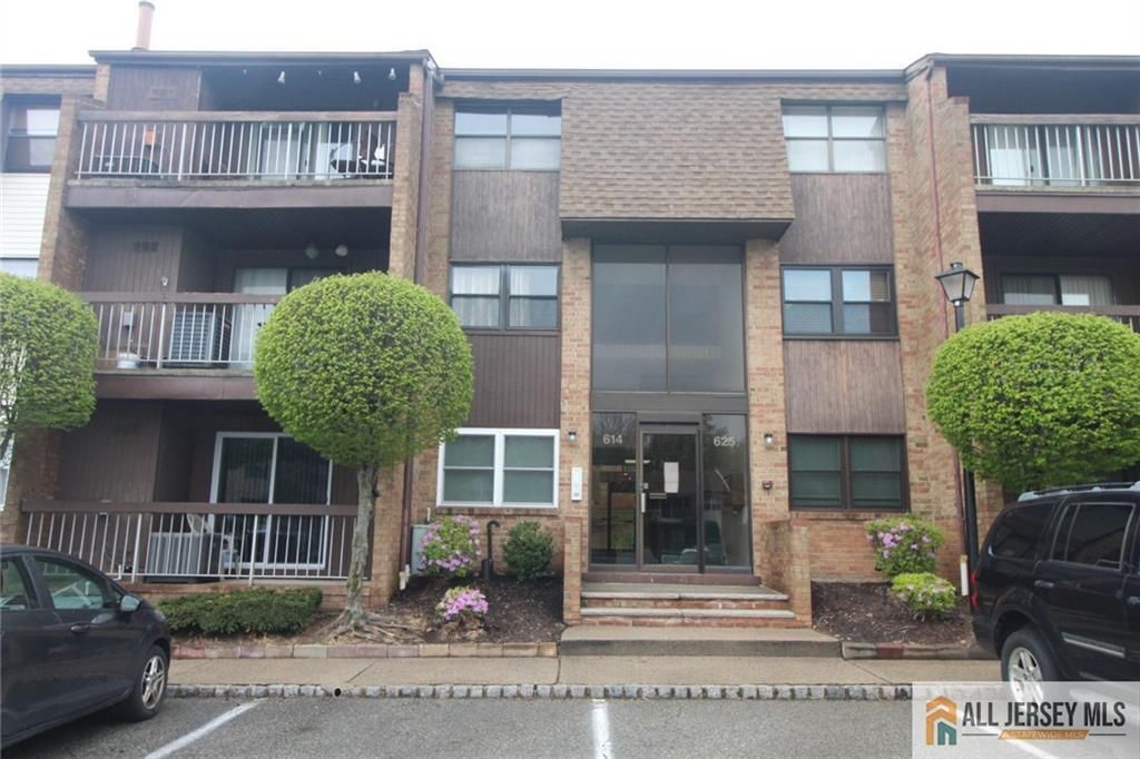 615 Sharon Ct, Woodbridge, NJ 07095